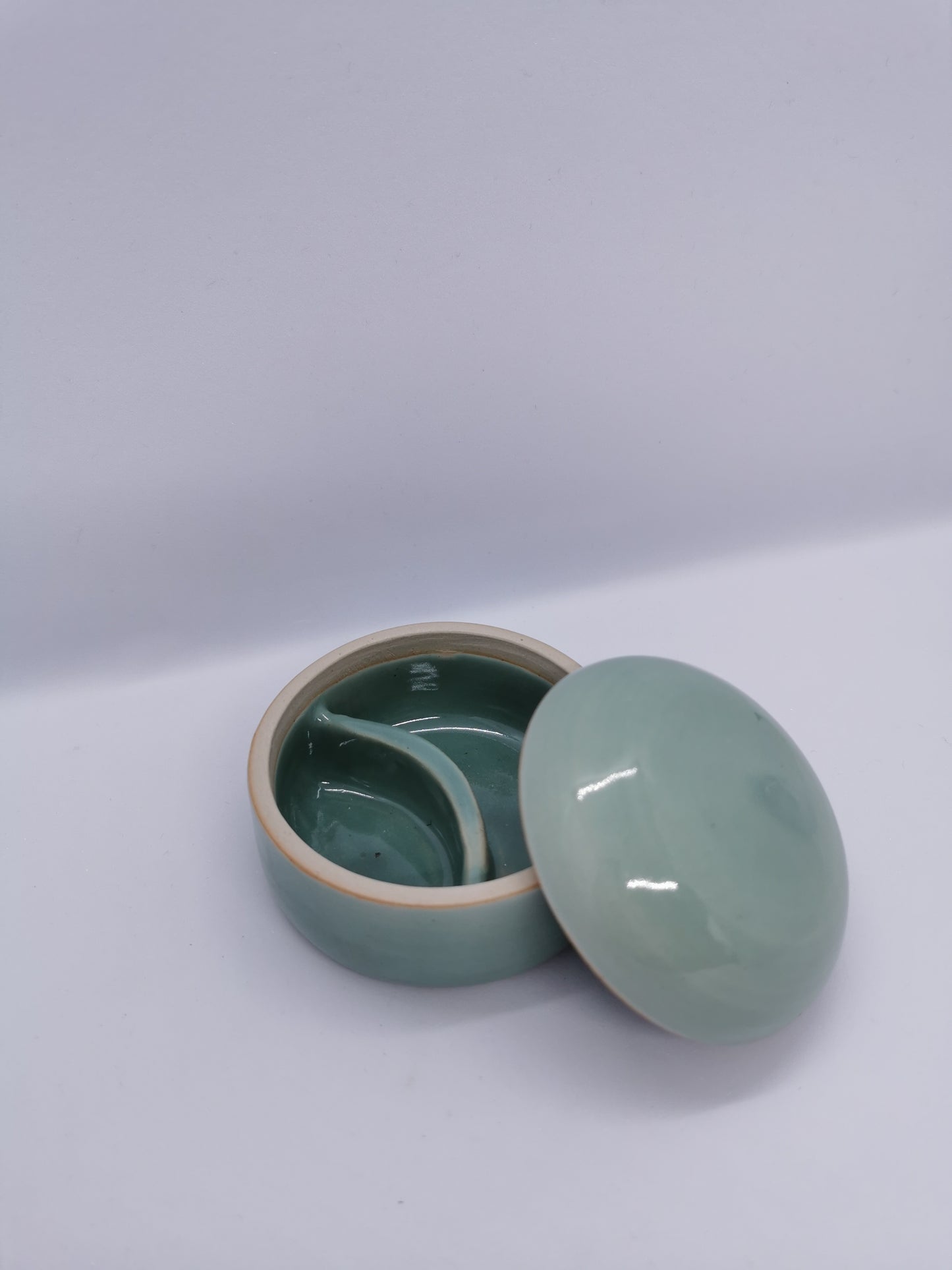 Lille smykkeskrin med ruminddeling