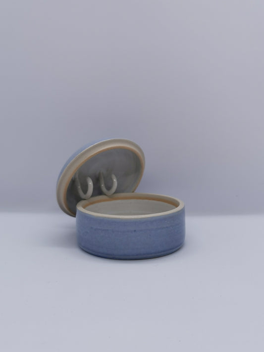 Mellem smykkeskrin med halskæde krog