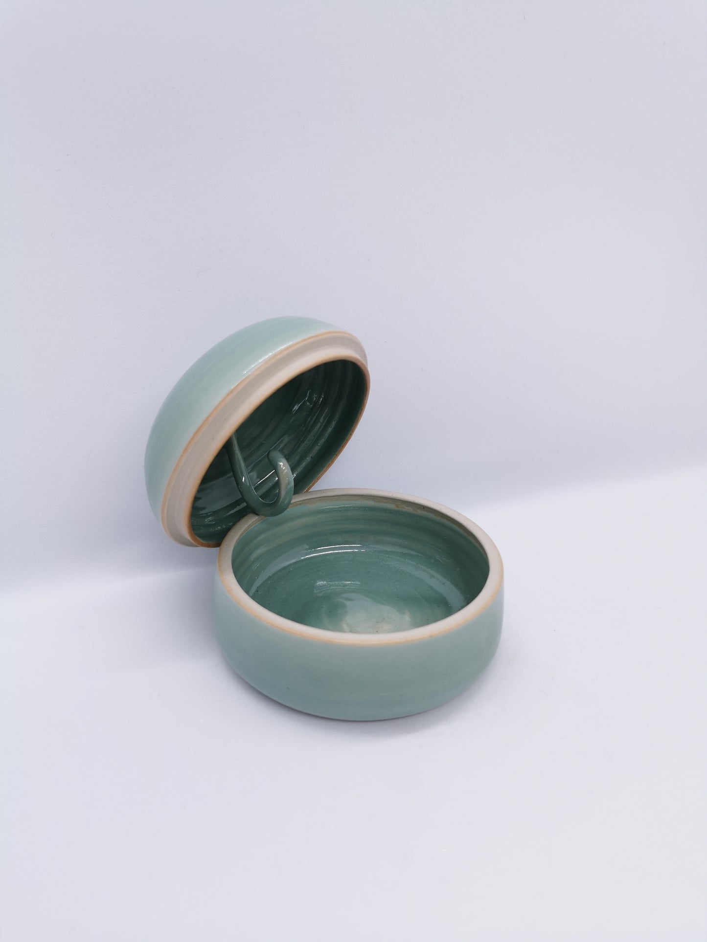 Lille smykkeskrin med halskæde krog