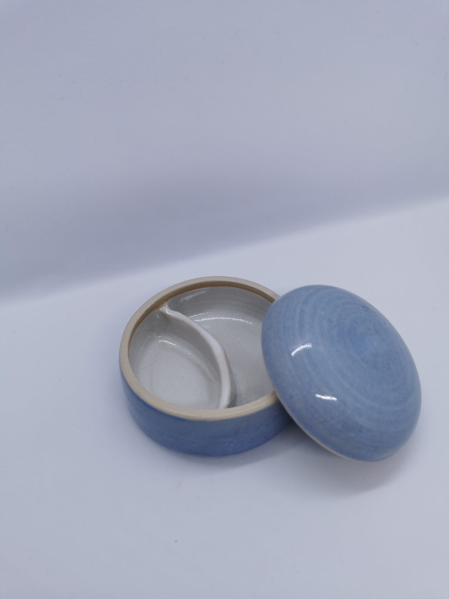 Lille smykkeskrin med ruminddeling